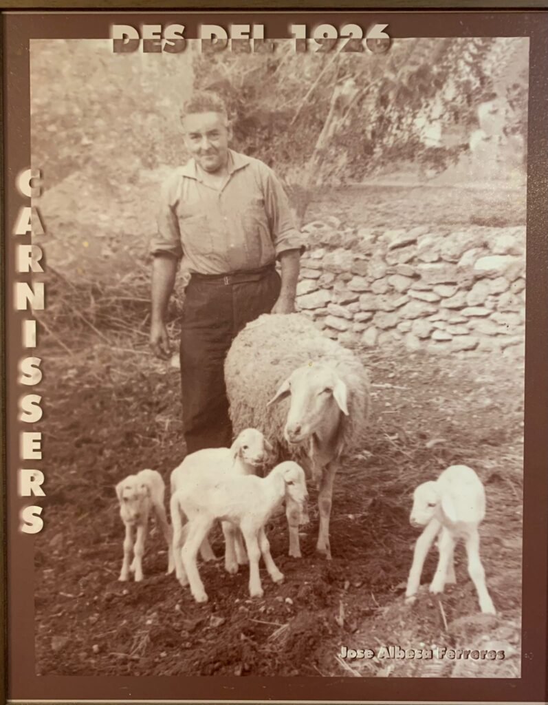 foto en sepia pagès amb cabres