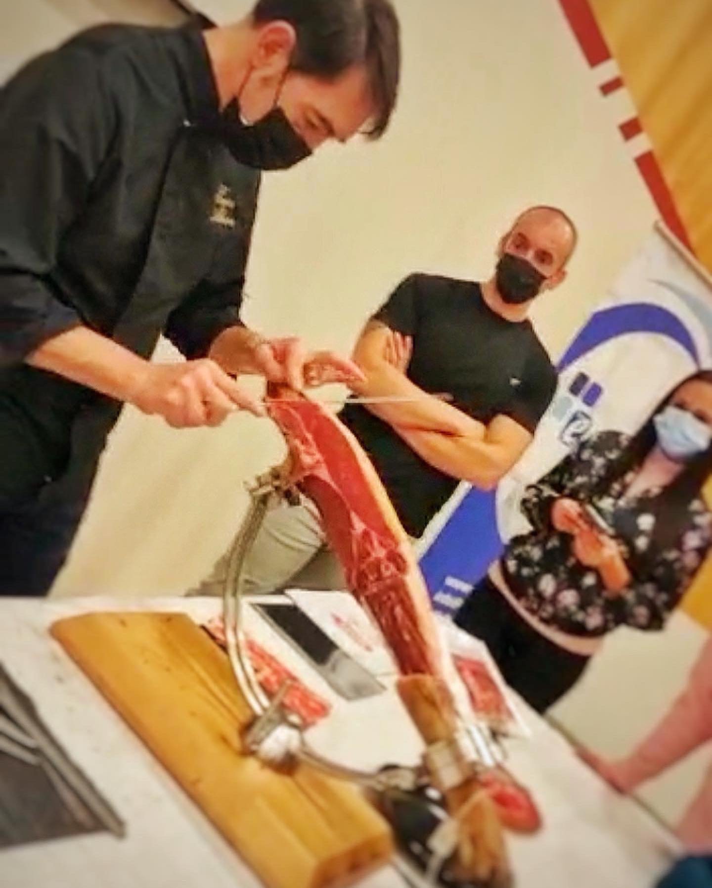 señor cortando jamón